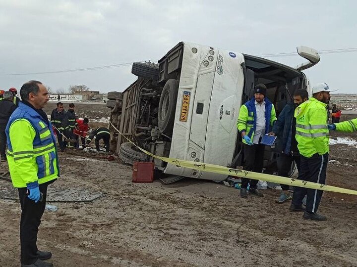واژگونی اتوبوس در جاده نیشابور- سبزوار ۶ فوت و ۲۰ مصدوم در پی داشت
