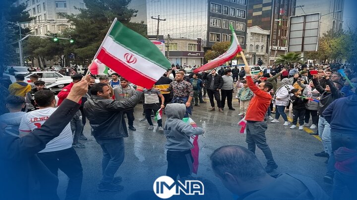 لحظه شادی مردم برای گل دوم ایران در پاساژ پالادیوم