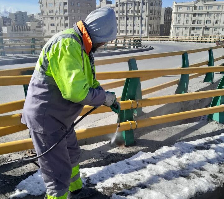 شست‌وشو و پاکسازی معابر شهری پس از بارش اخیر برف در اراک