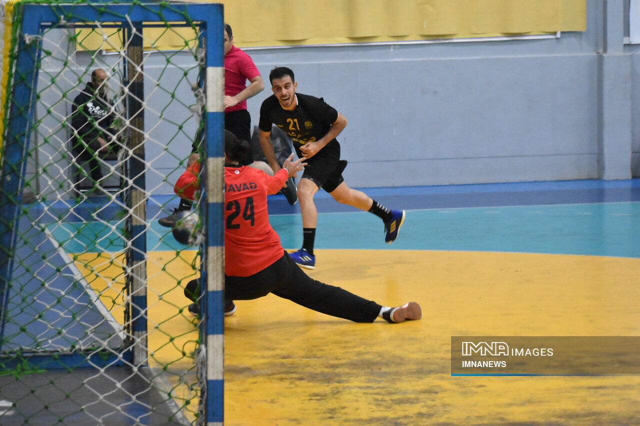 بازار داغ دربی در اصفهان / بازی ساده صدرنشین در قعر جدول