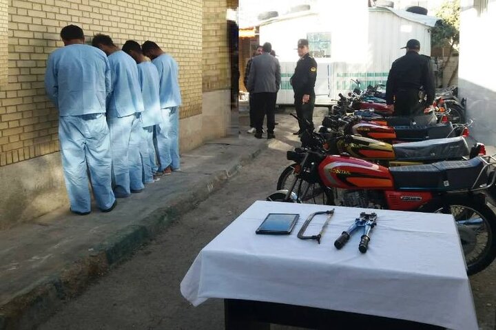 دستگیری اعضای باند سارقان موتورسیکلت با ۷۰ فقره سرقت در شیراز