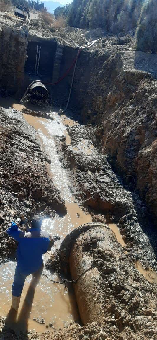 نشت آب و شکستگی لوله در محدوده شرکت نمایشگاهها و شهر رویاها + عکس