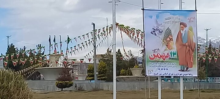 نصب ۱۰ هزار متر ریسه و ۴۰۰ پرچم توسط شهرداری یاسوج