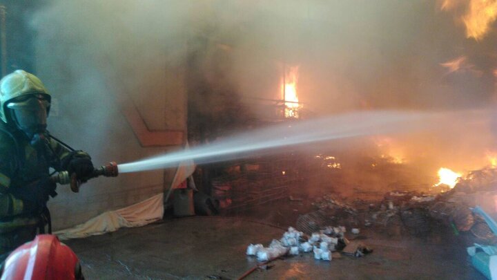 آتش سوزی انبار لاستیک در جنوب تهران مهار شد