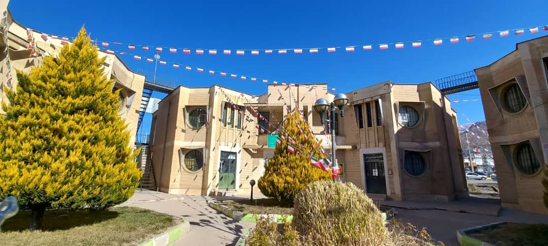 نصب ۱۰ هزار متر ریسه و ۴ هزار پرچم توسط شهرداری یاسوج