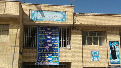 تجلیل دانشآموزان نوشآبادی از مادر یک شهید