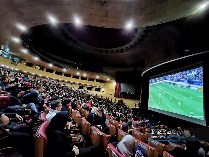 تماشای فوتبال ایران _ قطر در جریان برگزاری جشنواره فیلم فجر