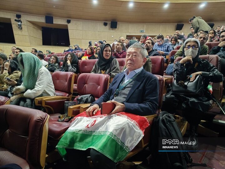 تماشای فوتبال ایران _ قطر در جریان برگزاری جشنواره فیلم فجر