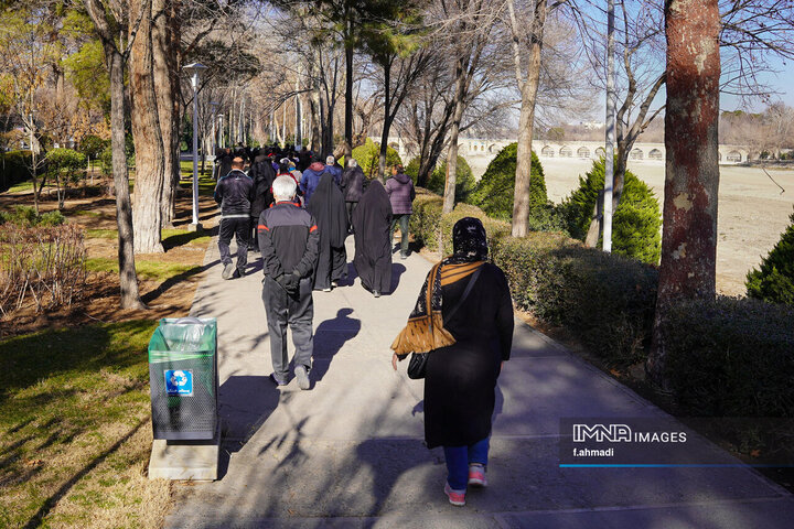 برگزاری همایش‌ پیاده‌روی خانوادگی «هم قدم شو» در منطقه یک اصفهان