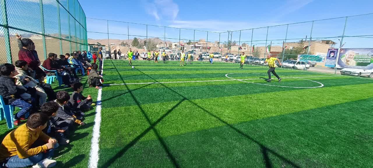 نخستین زمین چمن مصنوعی روستای جوشقان مرکزی در کاشان افتتاح شد