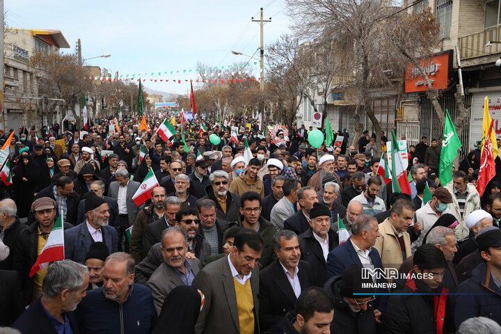 حضور مردم اراک در راهپیمایی یوم‌الله 22 بهمن