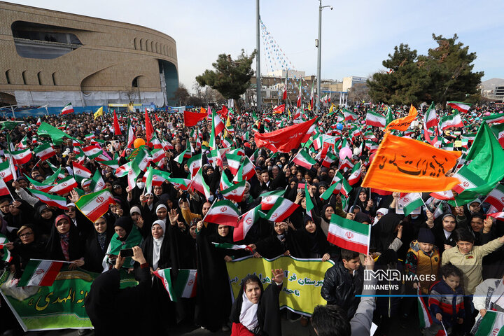حضور مردم اراک در راهپیمایی یوم‌الله 22 بهمن