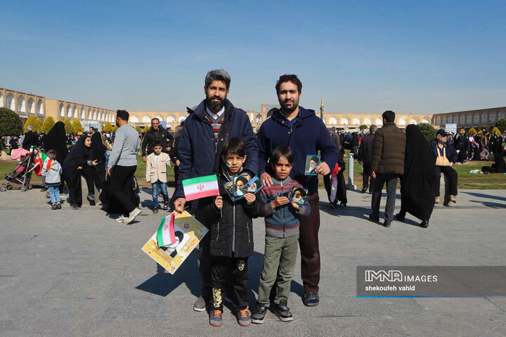 حضور خانواده‌های اصفهانی در جشن 45 سالگی انقلاب