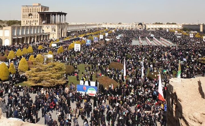 جشن اصفهانی‌ها به شکرانه ۴۵ سالگی انقلاب