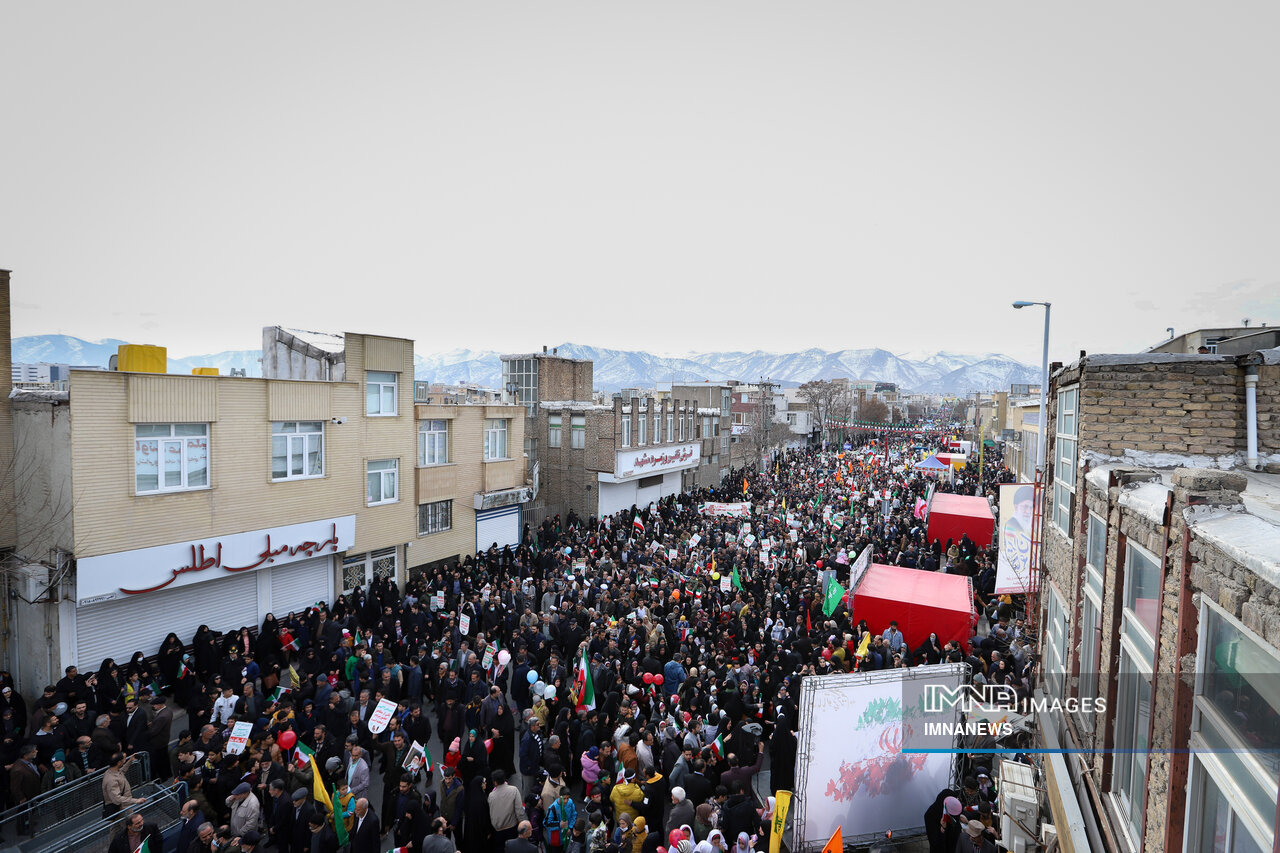حضور مردم اراک در راهپیمایی یوم‌الله ۲۲ بهمن
