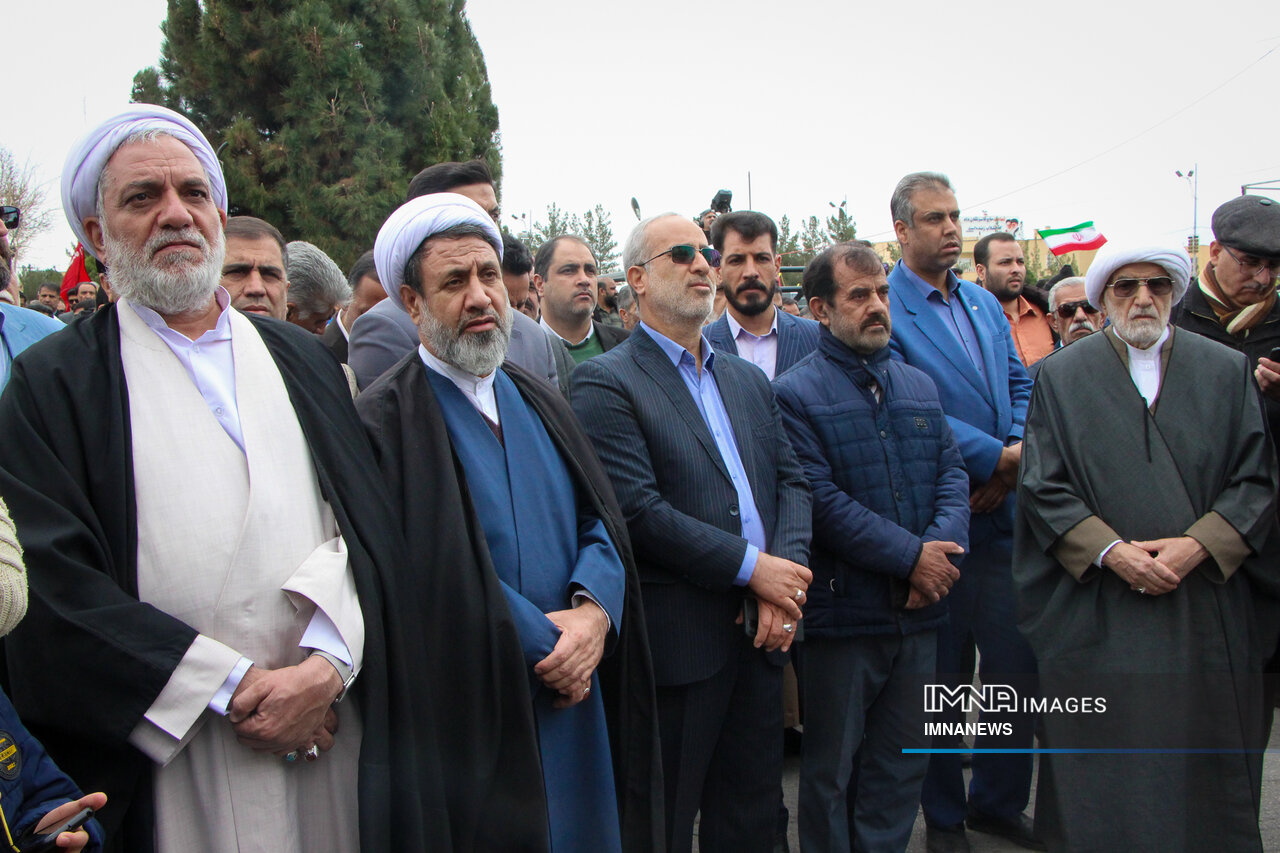 جشن پیروزی در دل عالم/ مردم کرمان ۴۰ روز پس از حادثه تروریستی به میدان آمدند