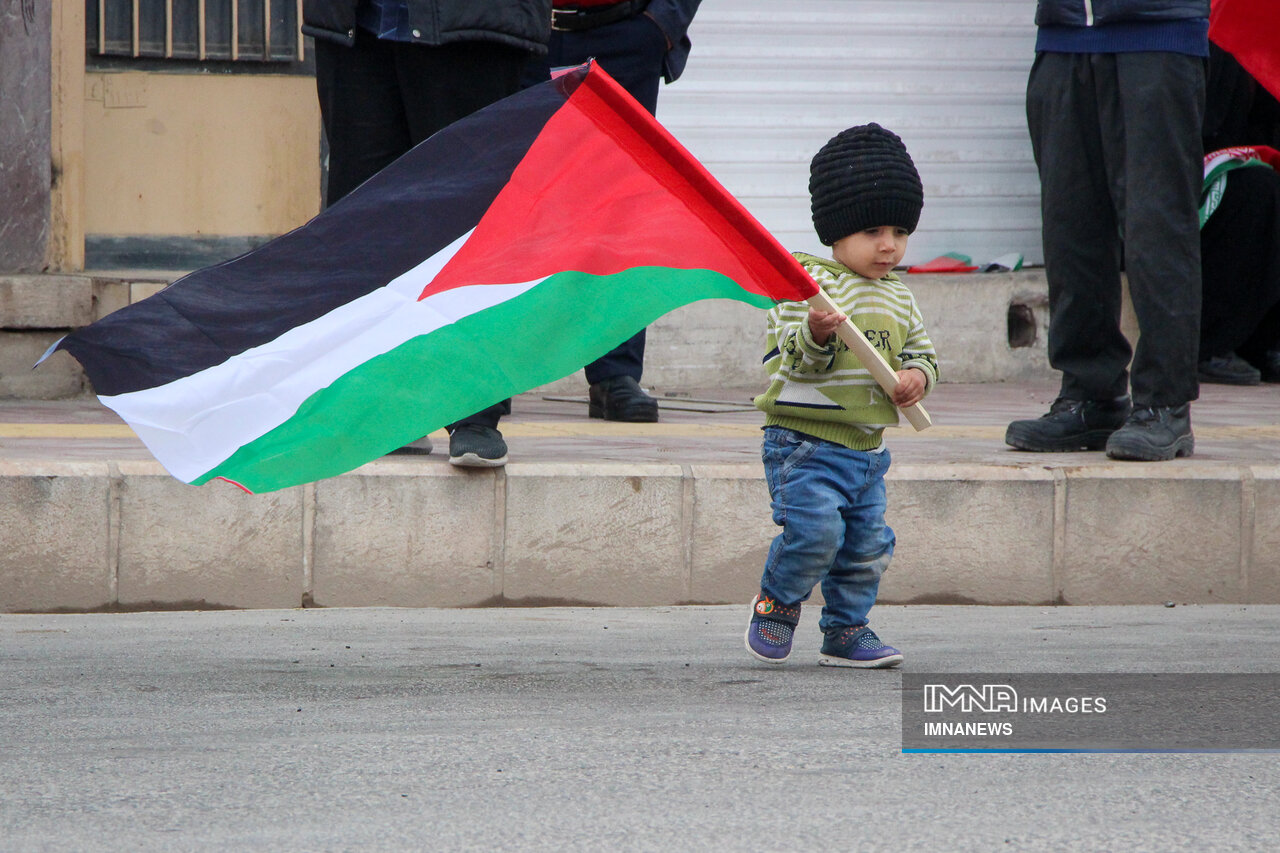 جشن پیروزی در دل عالم/ مردم کرمان ۴۰ روز پس از حادثه تروریستی به میدان آمدند