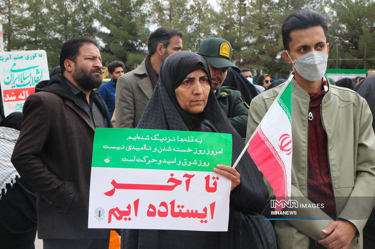 جشن پیروزی در دل عالم/ مردم کرمان ۴۰ روز پس از حادثه تروریستی به میدان آمدند