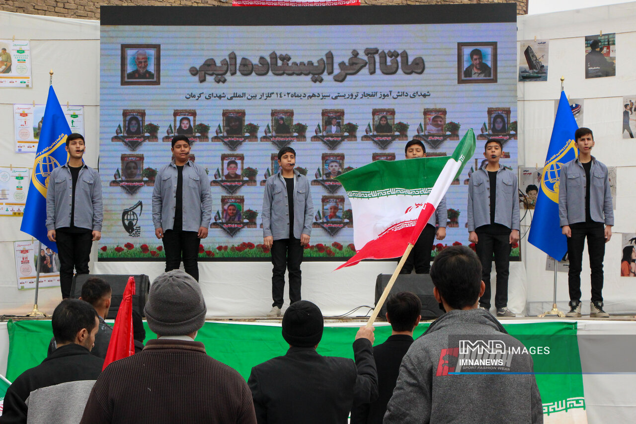 جشن پیروزی در دل عالم/ مردم کرمان ۴۰ روز پس از حادثه تروریستی به میدان آمدند