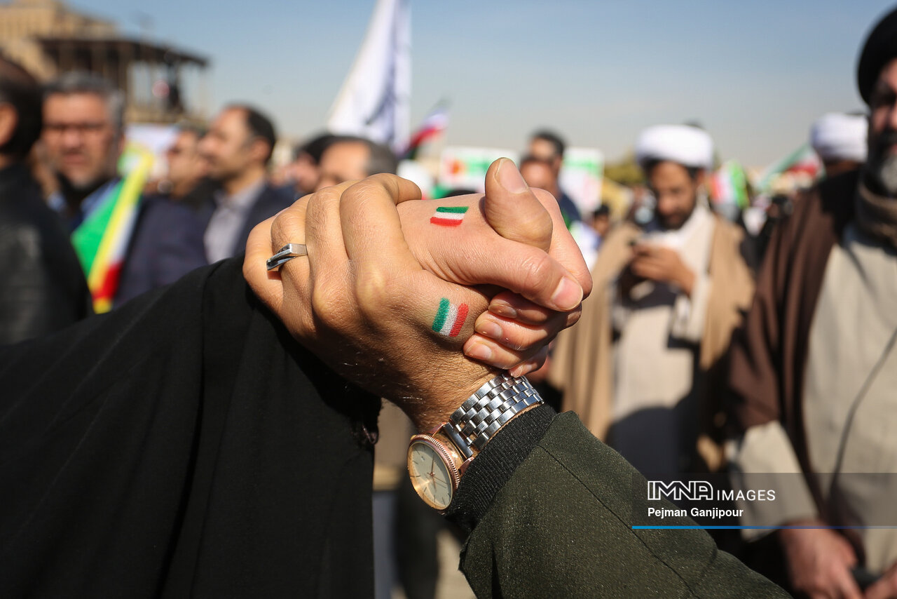در حاشیه راهپیمایی یوم‌الله ۲۲ بهمن در اصفهان