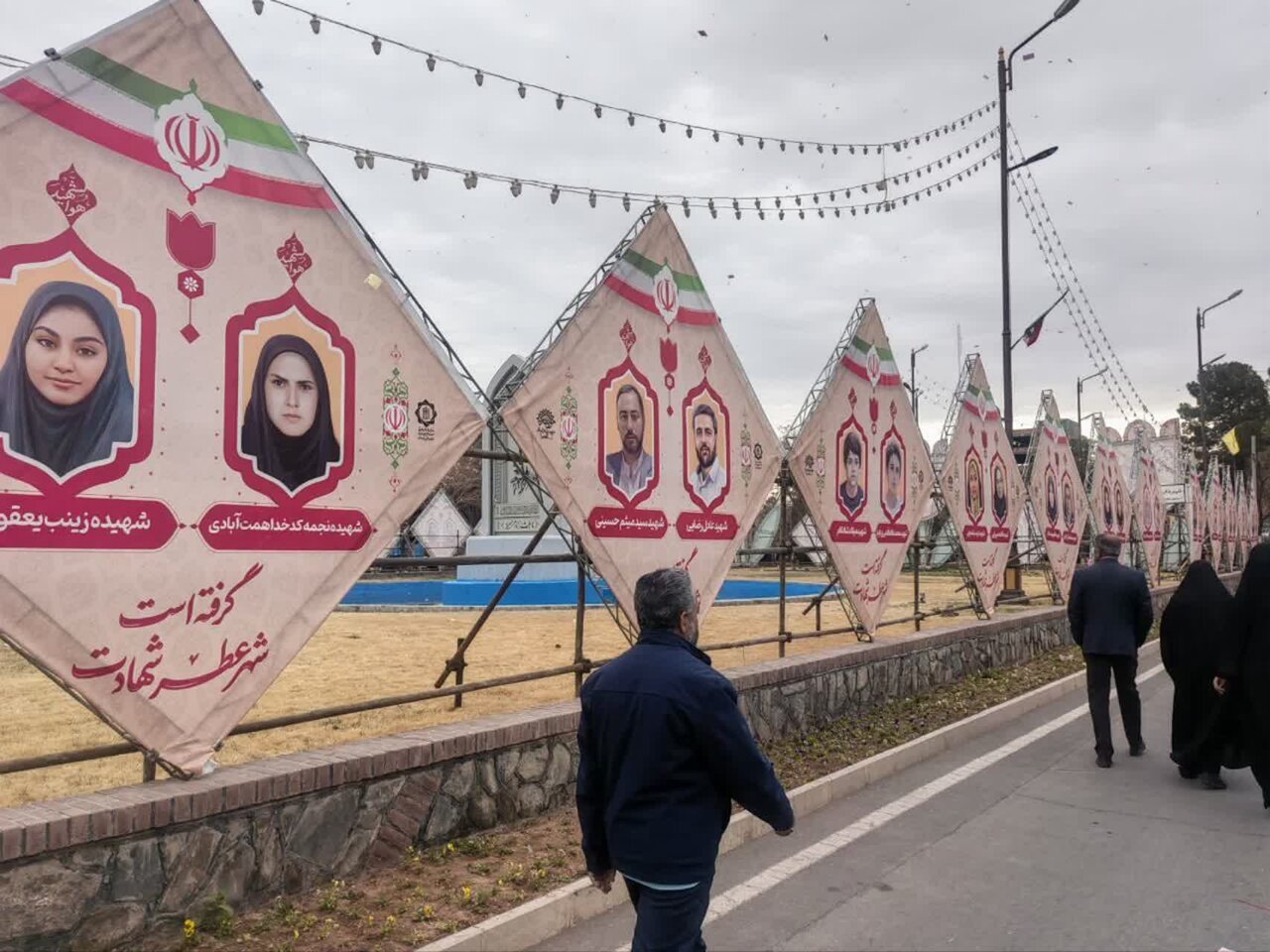 تصویرسازی چهره شهدای حادثه تروریستی توسط هنرمندان کرمانی