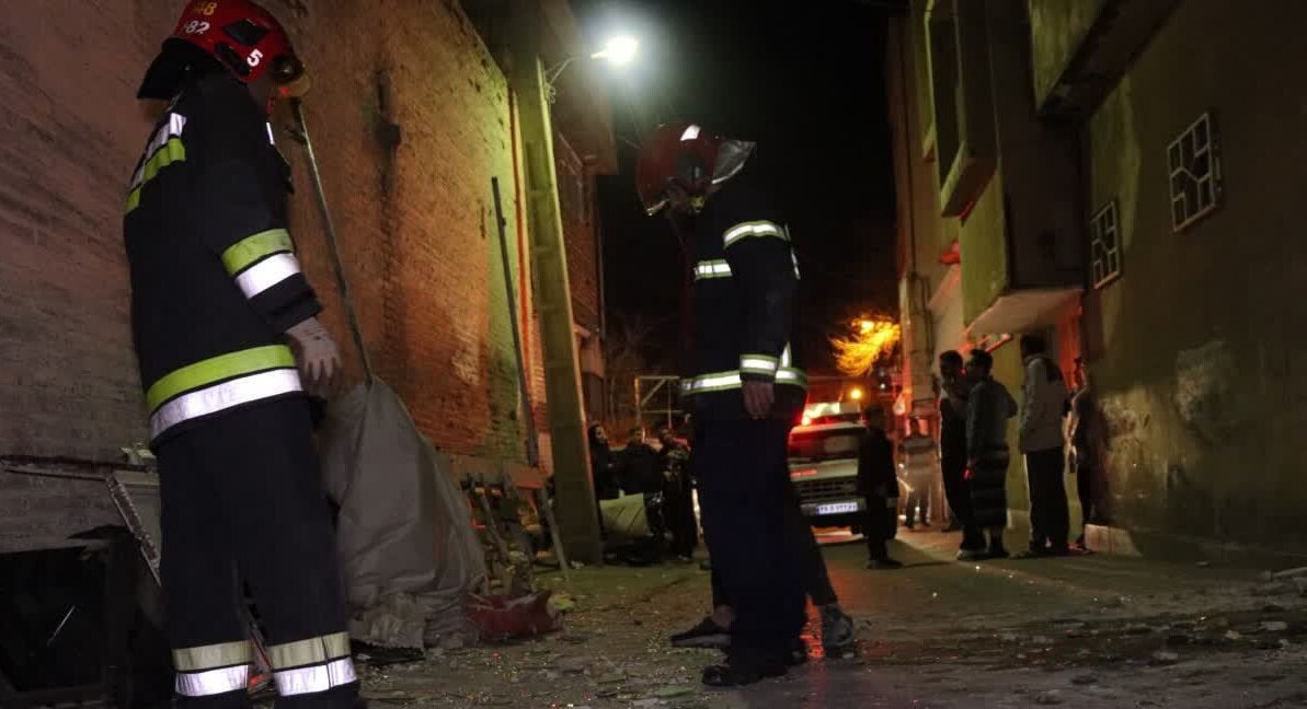 انفجار در مغازه پرده‌فروشی در خیابان ابن سینا + عکس