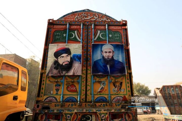 تصاویر علمای دینی پاکستان، مولانا طارق جمیل و مفتی سردار علی حقانی در پشت یک کامیون تزیینی 