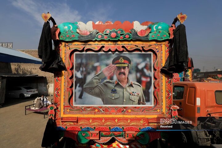 تصویری از راحیل شریف، فرمانده سابق ارتش پاکستان، در پشت یک کامیون تدارکاتی تزئین شده که در پارکینگ یک گاراژ در پیشاور، پاکستان قرار دارد، نصب شده است.
