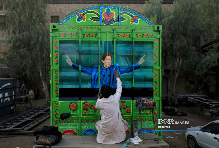سهیل غوری، 40 ساله، نقاش هنری کامیون، پرتره ای از عمران خان، نخست وزیر سابق پاکستان را روی تخته های چوبی یک کامیون در کارگاهی در پیشاور، پاکستان
سهیل نقاشی روی کامیون را از 25 سالگی آغاز کرده است.