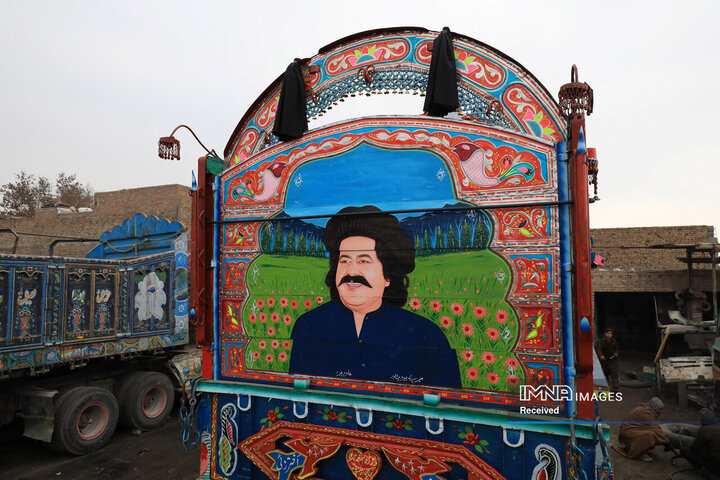 یک کامیون تدارکاتی تزئین شده با پرتره علی وزیر، سیاستمدار وزیرستان جنوبی، پیشاور پاکستان