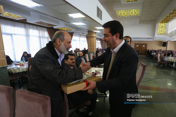 مراسم تجلیل از کارکنان جانباز و خانواده شهدای شهرداری اصفهان