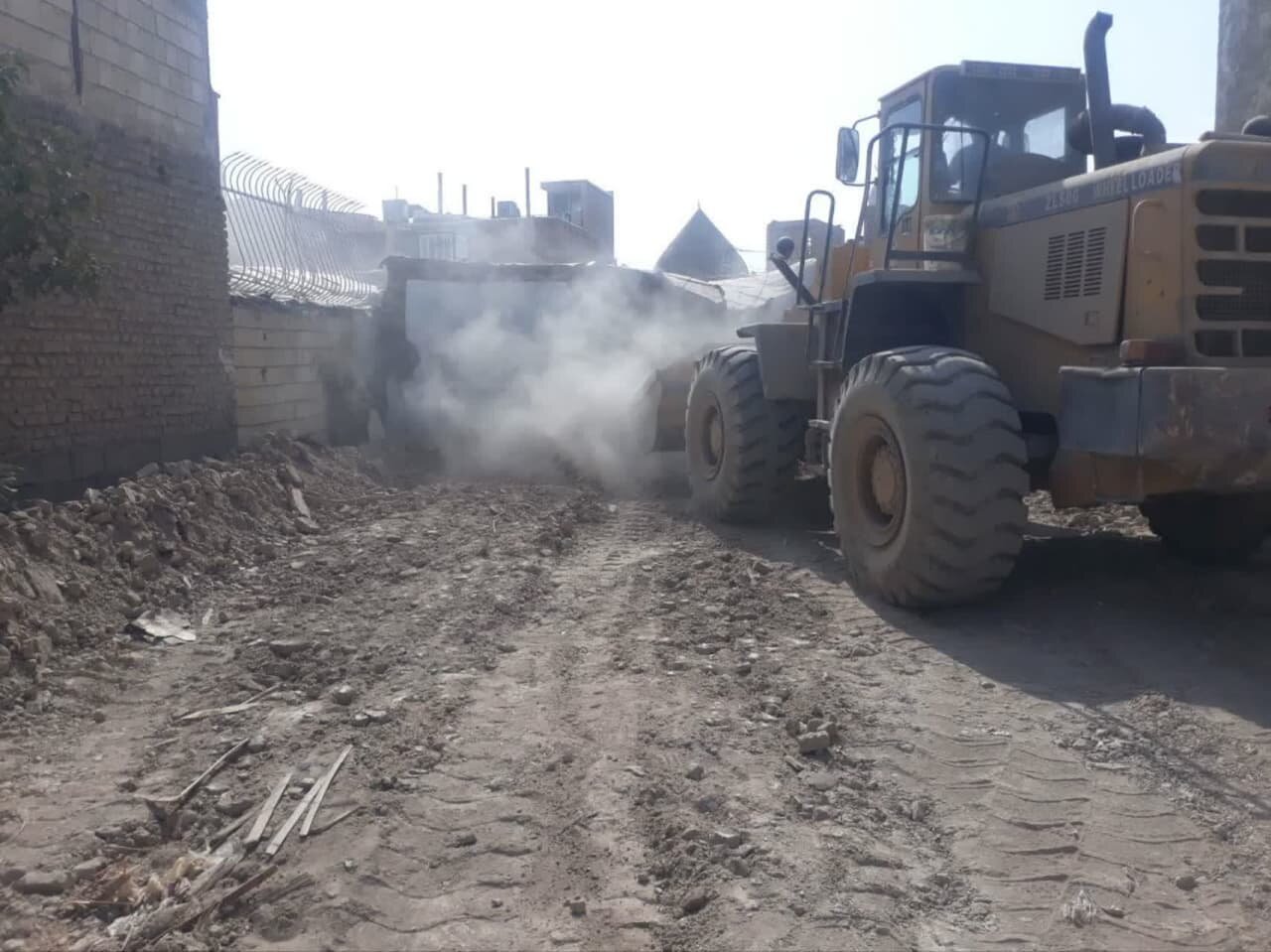 اجرای عملیات تسطیح و پاک‌سازی زمین‌های بایر در منطقه ۹ اصفهان