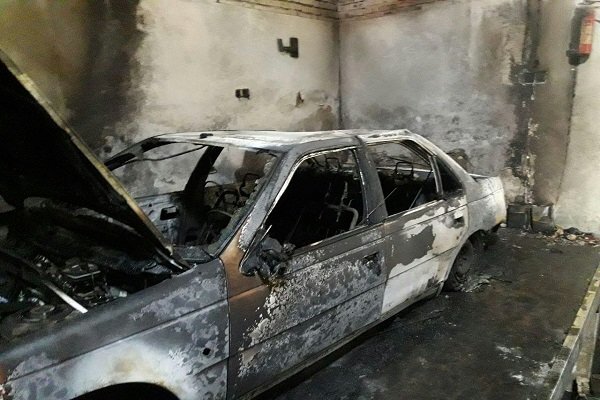آتش‌سوزی خودرو درون پارکینگ منزل مسکونی در شهرک پردیس کرمانشاه