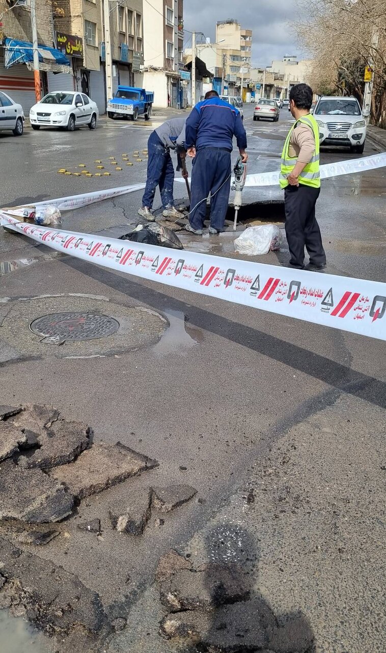 خط لوله ۱۴۰۰ میلی‌متری فاضلاب در خیابان شهیدان کاظمی دچار شکستگی شد + عکس