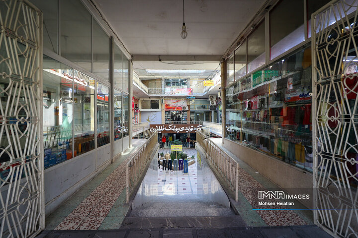 مجتمع تجاری روغنی(مقدم) یکی از مراکز تجاری قدیمی در خیابان شیخ بهایی است.