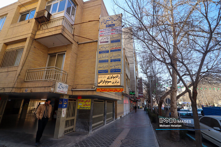خیابان آیت الله شمس آبادی مرکز حضور پزشکان، فروش تجهیزات پزشکی و داروخانه ها در اصفهان است.