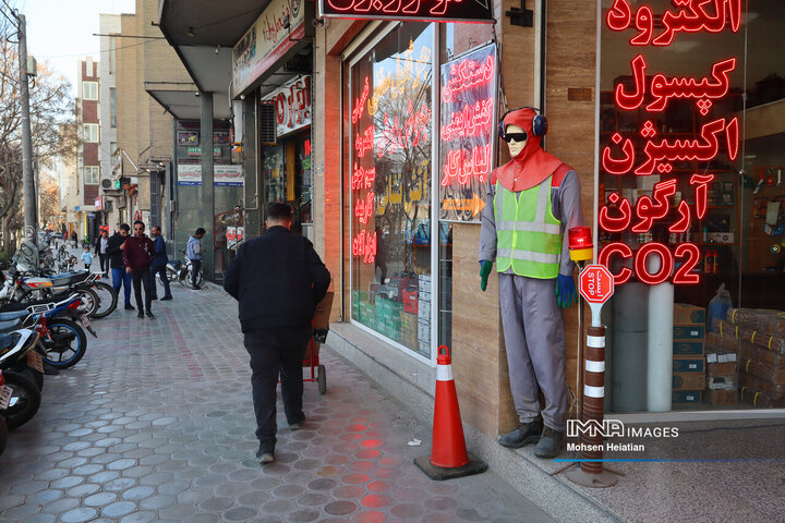 خیابان صمدیه به عنوان مرکز اصلی فروش ابزار و تجهیزات صنعتی شناخته می‌شود. 