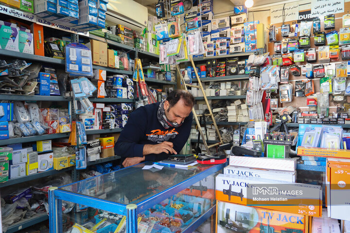 خیابان آیت الله طالقانی به عنوان مرکز فروش تجهیزات الکترونیکی در اصفهان شناخته می‌شود.