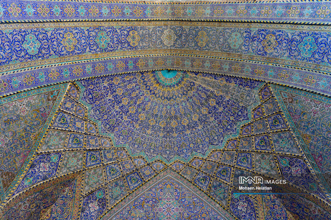 اصفهان را نیمه خوانند از جهان / ‏صد جهان من دیده‌ام در اصفهان