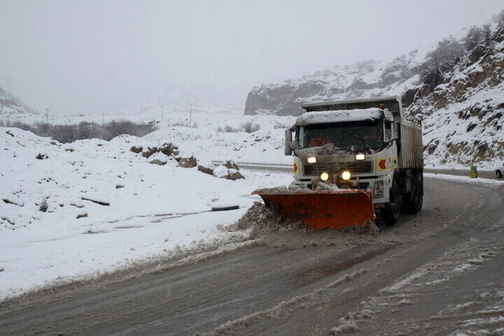 نجات ماشین‌های گرفتار در برف توسط راهداران / ۶۰۰ تن ماسه نمک جهت بازگشایی راه‌های یزد