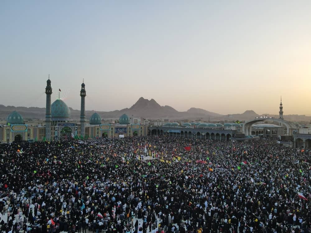 اجتماع بیش از ۲۰ هزار نفری مردم نصف جهان در مسجد جمکران