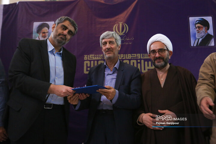 مراسم تجلیل از پیشکسوتان رسانه‌ای اصفهان در نمایشگاه رسانه‌های ایران برگزار شد
