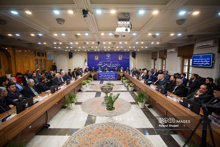 نشست استاندار اصفهان با جمعی از مسؤلان هیئات مذهبی و ذاکران اهل بیت(ع)