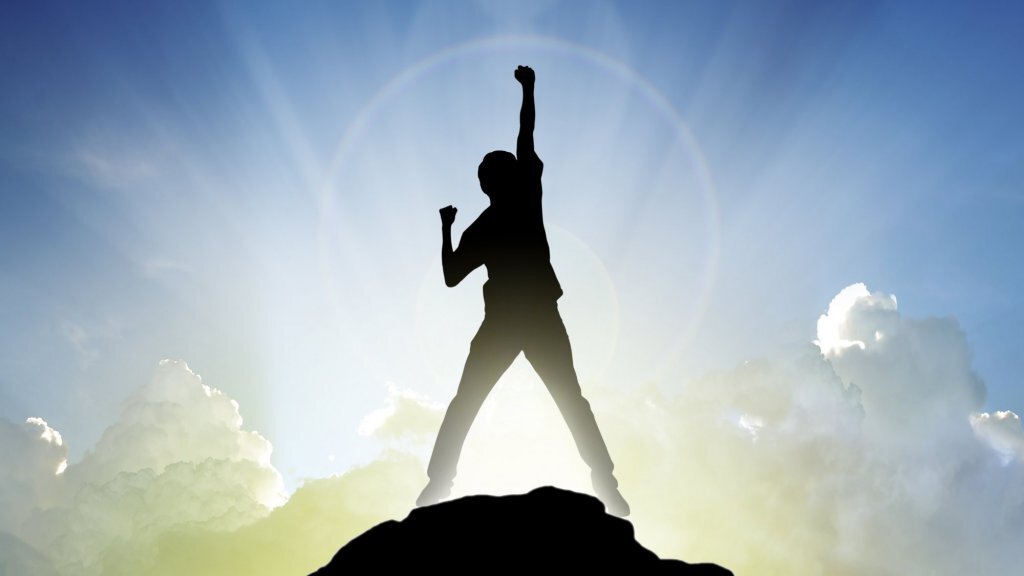 شورای هماهنگی تبلیغات اسلامی - اخبار > نقش جوانان در بیانیه گام دوم انقلاب اسلامی” src=”https://rasanews.ir/files/fa/news/1401/6/7/567492_241.jpg”></p>
<h3>جوان ایرانی، آگاه و توانمند است</h3>
<p><strong>اردشیر گراوند، جامعهشناس</strong> در گفتوگو با خبرنگار پردیسان آنلاین با اشاره به گروه سنی جوانان اظهار میکند: طبق تعریفی که از جوان وجود دارد، افرادی که در گروه سنی ۱۴ تا ۳۴ سال قرار دارند، جوان تلقی میشوند.</p>
<p>وی با بیان اینکه جوان ایرانی آگاه و توانمند است و به همین سبب جوانان امروزی کشور با جوانان نسلهای گذشته تفاوت بسیاری دارند، میافزاید: ویژگیهای کیفی همچون سطح سواد بالاتر، تحصیلات بیشتر و بهرهمندی از توانمندیها و مهارتهای متعدد از جمله ویژگیهایی است که در جوانان امروز به خوبی قابل مشاهده است.</p>
<p>این جامعهشناس تصریح میکند: از ویژگیهای دیگر جوانان، مهارت استفاده از ابزارهایی مانند تلفن هوشمند و تسلط بر زبانهای مختلف دنیا است که گستره ارتباطات آنها را بینالمللی خواهد کرد.</p>
<p>وی ادامه میدهد: به عنوان مثال تعدادی اندک و حدود یک یا دو درصد از جوانان گذشته به زبانهایی به جز زبان مادری مسلط بودند، اما امروز حدود ۷۰ درصد از جوانان از زبان انگلیسی فهم دارند و تسلط برخی دیگر از این زبان بالا است و به این واسطه شناختی وسیعتر از دنیای جهانی دارند.</p>
<h3>انقلاب اسلامی ایران با اراده و از خودگذشتگی جوانان به پیروزی رسید</h3>
<p>گراوند با تاکید بر اینکه جوانان در تمام دنیا قوه محرکه توسعه، لطافت، شادابی و ترمیم آینده کشور هستند، میگوید: امروزه جوانان زندگی فعال، کنجکاوی و پرسشگری بیشتری دارند و رسیدگی به مشکلات و خواستههای جوانان میتواند گرهگشایی اصلی و سرمایهگذاری مناسبی برای آینده هر جامعه باشد.</p>
<p>وی اضافه میکند: تسهیل زندگی، مهمترین اقدامی است که میتوان برای جوانانی هر جامعه مد نظر داشت و مهمتر از آن، فراهم کردن شرایطی به منظور ازدواج و<span> فرزندآوری</span> است، چرا که تضمین نسلهای بعدی هر کشور به آنها وابسته است.</p>
<p>این جامعهشناس با اشاره به اینکه توسعه اشتغال برای جوانان از دیگر مواردی است که باید در دستور کار جوامع باشد، ادامه میدهد: تسهیل کردن اشتغال و ازدواج، مشارکت دادن این قشر در امور مختلف و نشستن پای صحبت جوانان از جمله مواردی است که میتواند رشد و تعالی هر جوان و جامعه او را تضمین کند.</p>
<p>گراوند با اشاره به اینکه انقلاب اسلامی ایران با اراده و از خودگذشتگی جوانان ایرانی به پیروزی رسید، میگوید: تنها افراد قابل اعتماد برای تکیه و پشتیبانی مردم ایران و بهخصوص جوانان، اعضای خانواده هستند که مهمترین عنصر این نهاد، امنیت به شمار میرود، در واقع یک جوان باید در نهاد خانواده امنیت خاطر داشته باشد و بداند که در هر شرایطی میتواند از حمایت خانواده خود بهرهمند شود.</p>
<p><img fetchpriority=