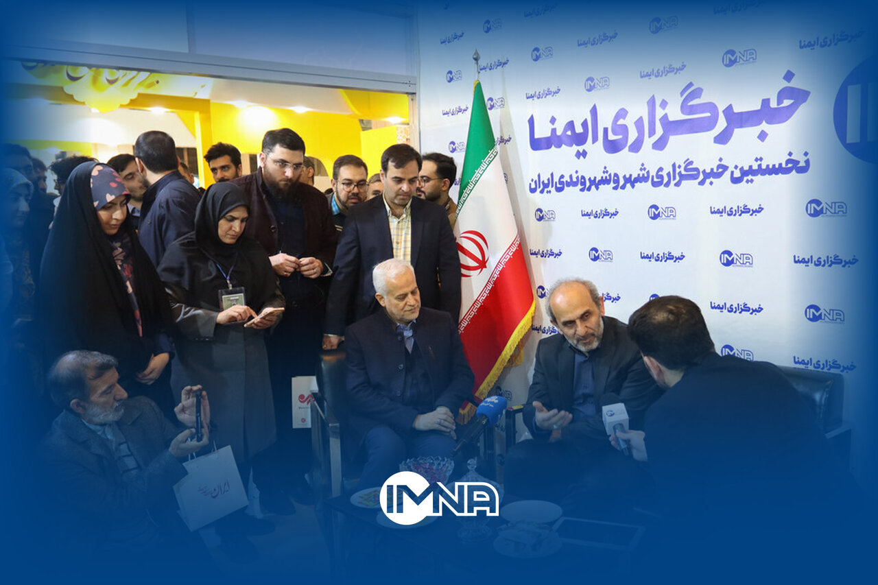 حضور رئیس سازمان صداوسیما در غرفه خبرگزاری ایمنا و گفت‌گو با شهردار اصفهان