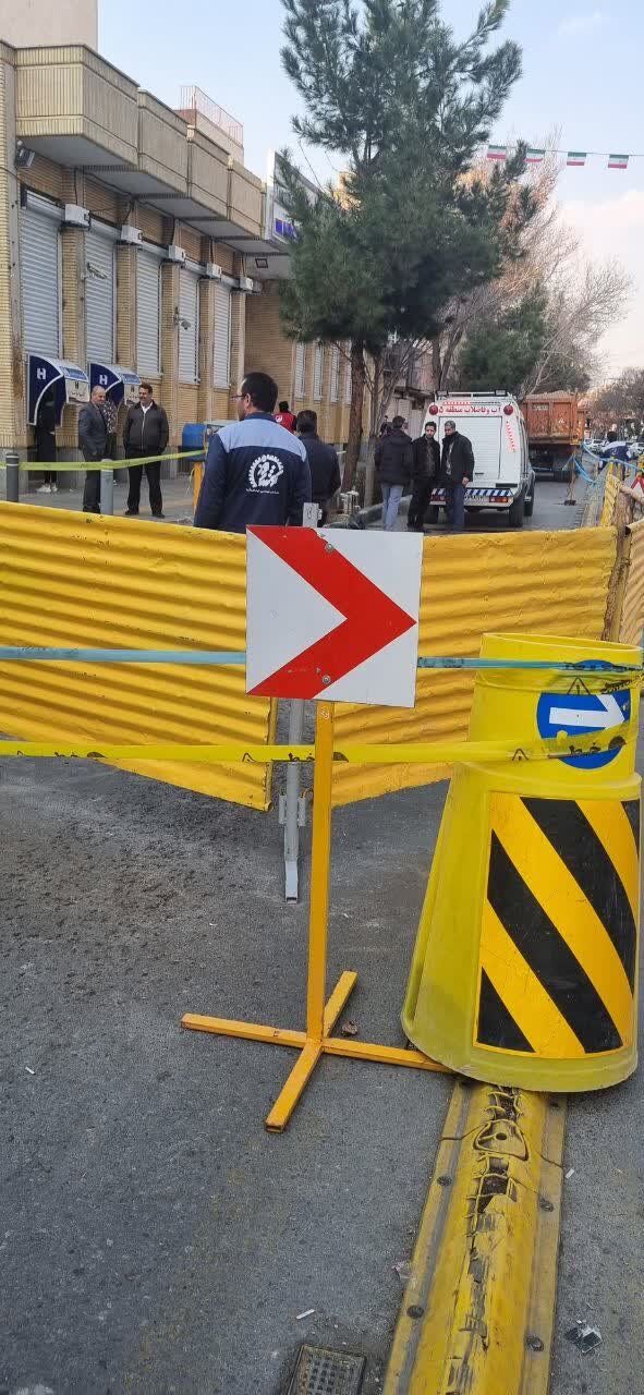 نشست زمین در ملکشهر در پی شکستگی لوله + عکس