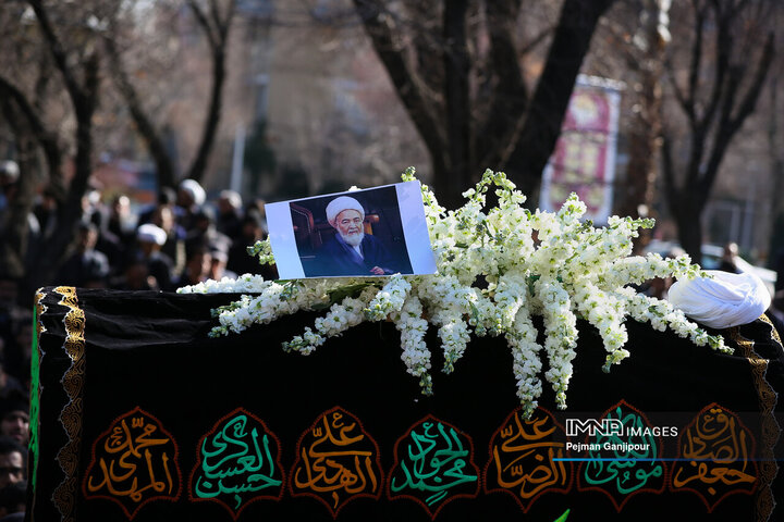 مراسم تشییع آیت الله حاج شیخ عبدالقائم شوشتری در اصفهان