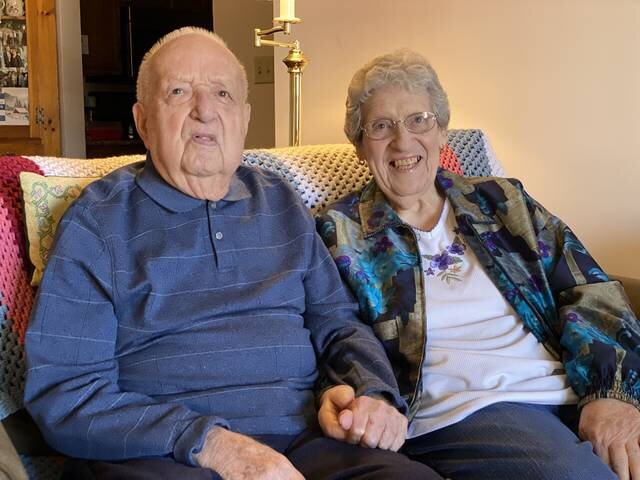 تکریم زوجهای سالمند ورشویی با اهدای مدال افتخار