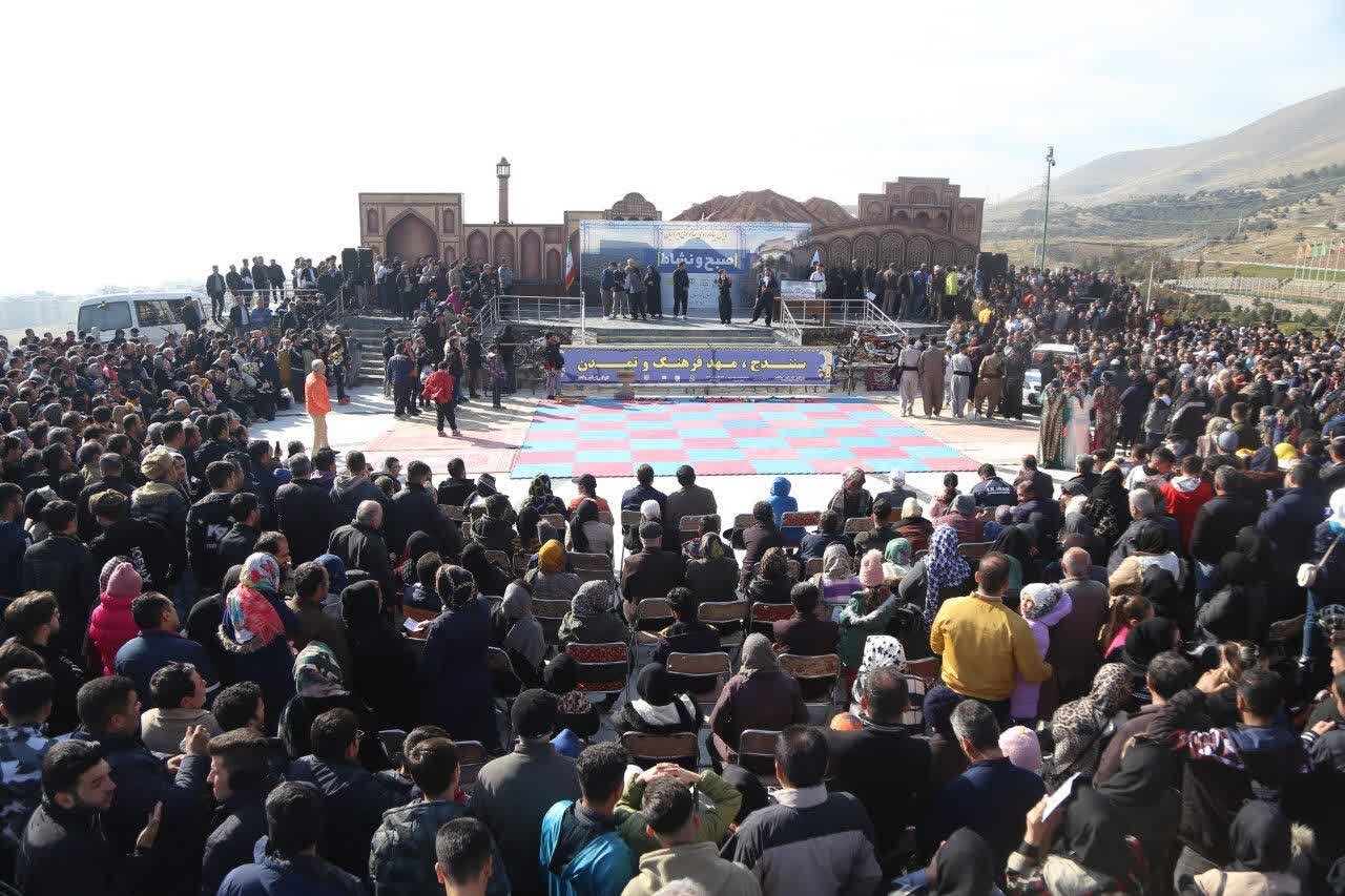 همایش بزرگ پیادهروی خانوادگی در سنندج برگزار شد