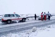 ۲ روز سخت و برفی امدادگران در جاده‌های ۱۲ استان / امدادرسانی به بیش از ۹۰۰ نفر